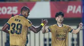 Pemain Dewa United, Taisei Marukawa dan Alex Martins, merayakan gol ke gawang Indonesia All-Star dalam perebutan tempat ketiga Piala Presiden 2025 di Stadion Si Jalak Harupat, Kabupaten Bandung, pada Sabtu (12/7/2025) malam WIB. (Bola.com/Bagas Lazuardi)