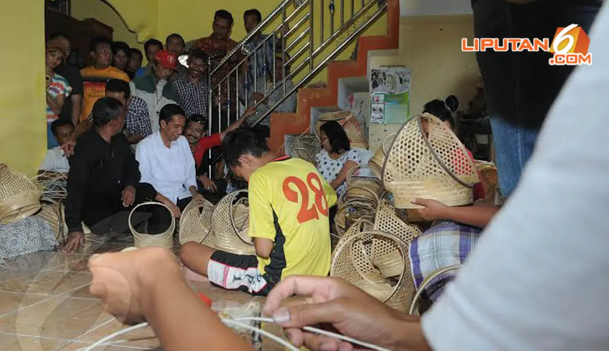  Jokowi menyarankan untuk membentuk kelompok dan koperasi untuk mengakses modal maupun pasar langsung (Liputan6.com/Herman Zakharia) 
