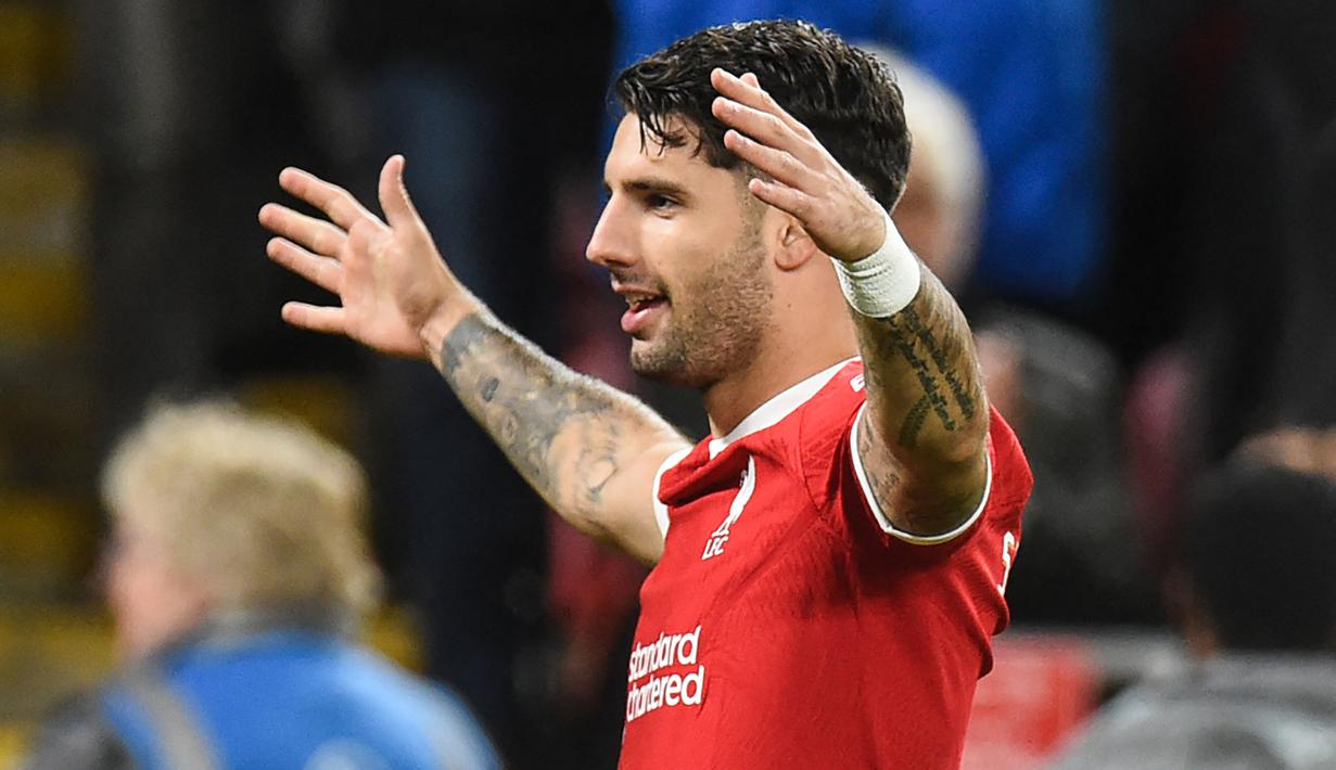 Tampil impresif bersama RB Leipzig, Dominik Szoboszlai pun diboyong Liverpool pada awal musim 2023/2024 dengan nilai transfer 70 juta euro. Sempat diragukan, ia akhirnya mampu menjadi pilihan utama Jurgen Klopp di sektor tengah dan menjadi idola baru publik Anfield. Dominik Szoboszlai selalu tampil penuh dalam seluruh 8 laga Liverpool di Premier League. (AFP/Peter Powell)