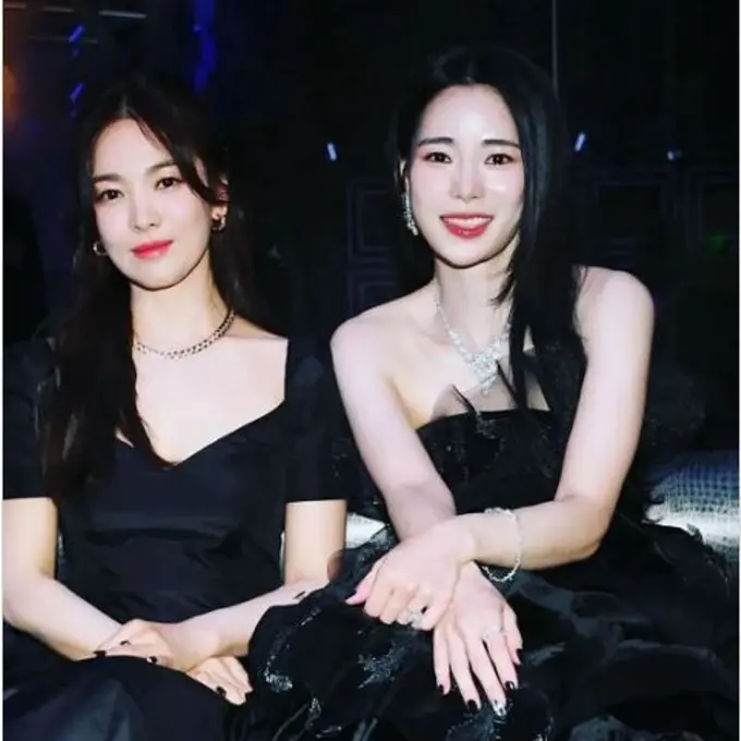 Tampilan Bintang Drama Korea di Karpet Merah Blue Dragon Series Awards 2023