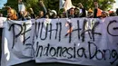 Mahasiswa dari Badan Eksekutif Mahasiswa (BEM) Univeristas Airlangga, BEM Seluruh Indonesia (SI) dan Aliansi BEM Surabaya (ABS) berunjuk rasa menentang kenaikan harga Bahan Bakar Minyak (BBM) non-subsidi dan program Makan Siang Gratis (MBG) di Surabaya, Jawa Timur, Rabu 17 Juni 2026. (JUNI KRISWANTO/AFP)