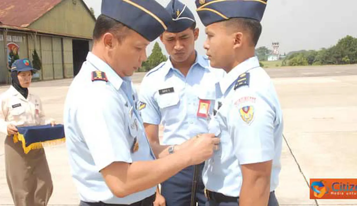 Citizen6, Subang: Enam perwira siswa KPTPH angkatan ke-13 di Skadron Udara 7, Lanud Suryadarma, Subang, mengakhiri pendidikan melalui upacara penutupan pendidikan di Apron Skadron Udara 7, Jumat siang (8/4). (Pengirim: Dodo)