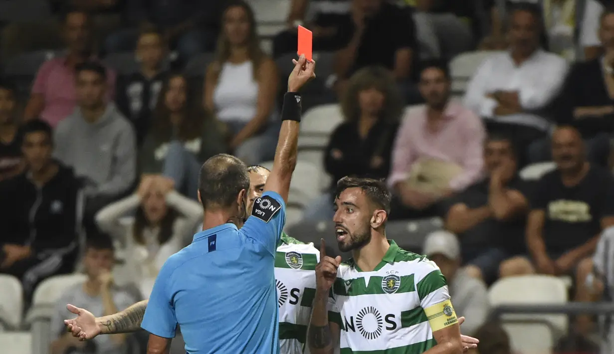 Tidak hanya di MU, Bruno Fernandes rupanya juga pernah melampiaskan amarahnya saat masih berseragam Sporting CP. Akibat ulah tempramentalnya ia dihadiahi kartu merah oleh wasit. (Foto: AFP/Miguel Riopa)