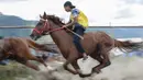 Seorang joki memacu kudanya pada lomba pacuan kuda tradisional di Takengon, Aceh, 10 Maret 2018. Budaya yang telah diwariskan turun temurun sejak zaman kolonial Belanda untuk merayakan musim panen tahunan. (AFP PHOTO/CHAIDEER MAHYUDDIN)