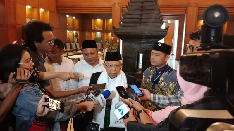 Ma'ruf Amin di ruang VVIP Bandara Juanda, Sidoarjo