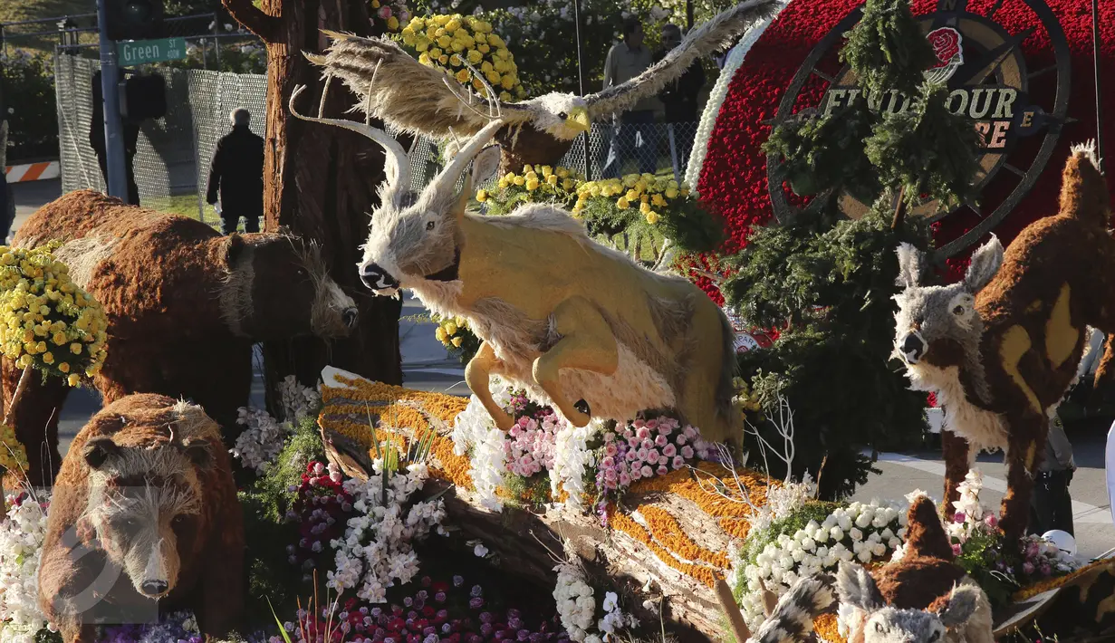Sebuah mobil hias yang berisi patung aneka satwa ikut berparisipasi di Rose Parade, Pasadena, California (1/1/2016). Acara Rose Parade menjadi acara yang dinantikan penduduk Pasadena setiap awal tahun (REUTERS / David McNew)