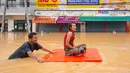 Sedikitnya, 33 orang tewas dan hampir dua juta penduduk dilaporkan terdampak, termasuk wisatawan yang terjebak di rumah serta hotel. Tampak dalam foto, seorang pria mengangkut seorang wanita melewati banjir di Hat Yai, Provinsi Songkhla, Thailand selatan, pada Rabu 26 November 2025. (Arnun Chonmahatrakool/THAI NEWS PIX/AFP)