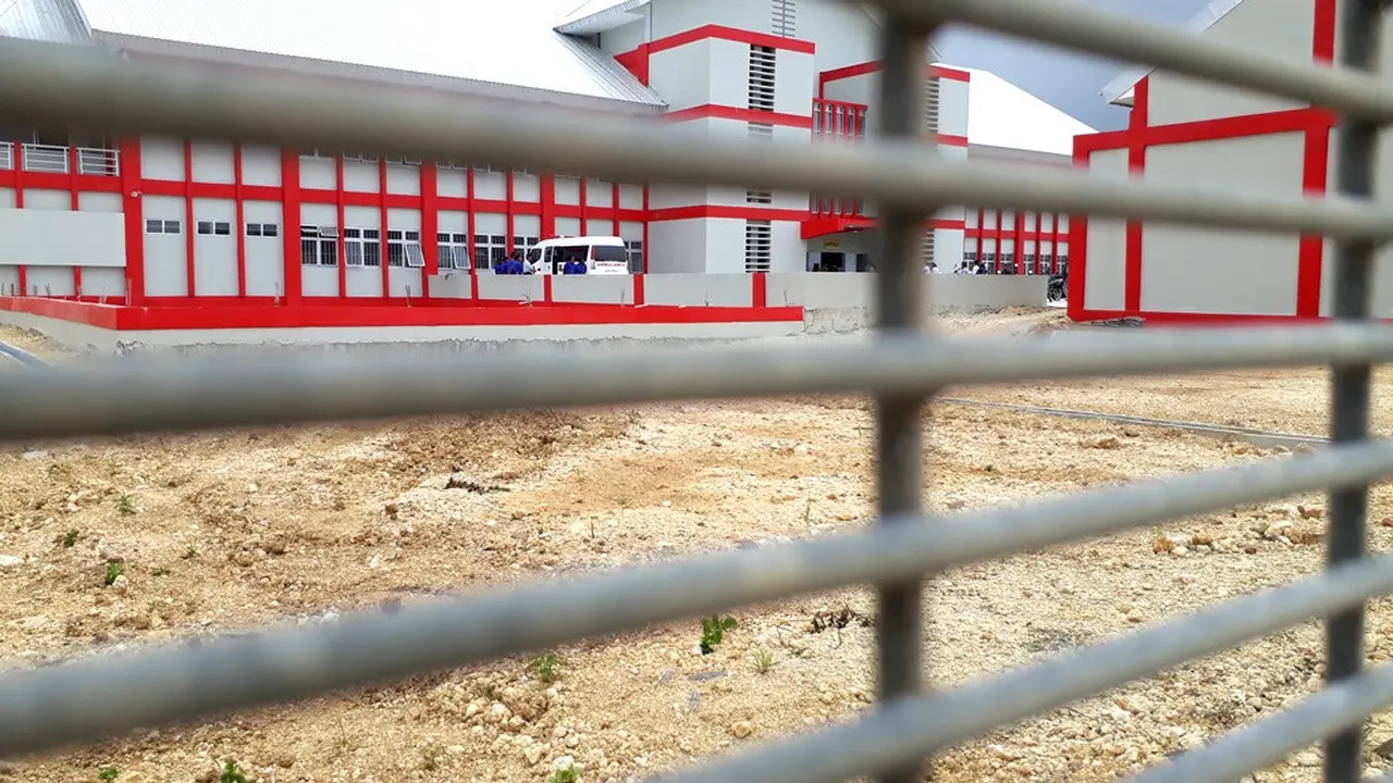 Pagar besi berkawat beraliran listrik tegangan tinggi mengelilingi kompleks Lapas ‘High Risk’ Karanganyar, Nusakambangan. (Foto: Liputan6.com/Muhamad Ridlo)
