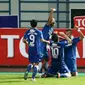 Para Pemain Persib Bandung merayakan gol Robertino Pugliara pada laga Torabika SC 2016 di Stadion Gelora Bandung Lautan Api, Sabtu (18/6/2016). (Bola.com/Nicklas Hanoatubun)