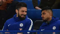 Penyerang baru Chelsea, Olivier Giroud (kiri) tersenyum saat berbincang dengan rekan setimnya pada pertandingan melawan Bournemouth di Stamford Bridge di London, (31/1). Giroud dikontrak Chelsea selama 18 bulan. (AFP Photo/Glyn Kirk)
