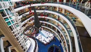 Anak-anak memadati wahana salju yang ada di Mall Ciputra, Jakarta barat, Selasa (19/12). Dalam rangka menyambut Natal 2017, Mall Ciputra menghadirkan arena bermain anak Snow Playland. (Liputan6.com/Faizal Fanani)