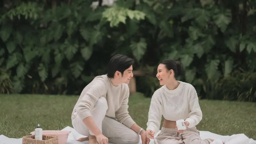 Suasana hangat langsung terasa dari potret yang dibagikan. Duduk berhadapan di atas alas putih di tengah hamparan rumput hijau, Angga dan Shenina tampak larut dalam tawa. Chemistry keduanya terpancar natural, menjadikan sesi maternity ini terasa personal sekaligus stylish. [@sheninacinnamon].