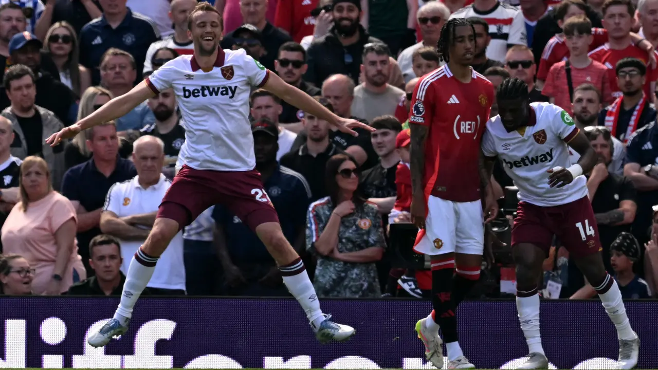 Selebrasi pemain West Ham saat melawan Manchester United