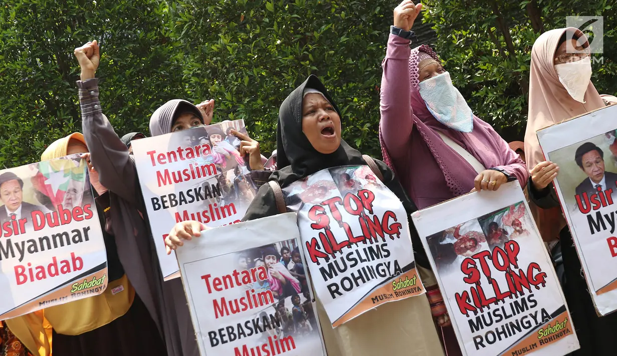Sejumlah massa Sahabat Muslim Rohingya menyampaikan orasi dalam unjuk rasa di depan Kedubes Myanmar, Jakarta Pusat, Senin (4/9). Mereka meminta penderitaan Muslim Rohingya segera diakhiri sambil membawa beberapa poster. (Liputan6.com/Immanuel Antonius)