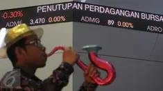 Pegawai meniupkan terompet usai penutupan perdagangan saham tahun 2015 di Bursa Efek Indonesia, Jakarta, (30/12). Indeks Harga Saham Gabungan (IHSG) pada akhir 2015 ditutup‎ menguat 23,65 poin atau 0,52 persen. (Liputan6.com/Angga Yuniar)