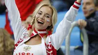 Ekspresi fans cantik Rusia setelah timnya menang atas Mesir pada Piala Dunia 2018 di St. Petersburg stadium, St. Petersburg, Rusia, Rusia (19/6/2018). Rusia menang 3-1. (AP/Efrem Lukatsky)