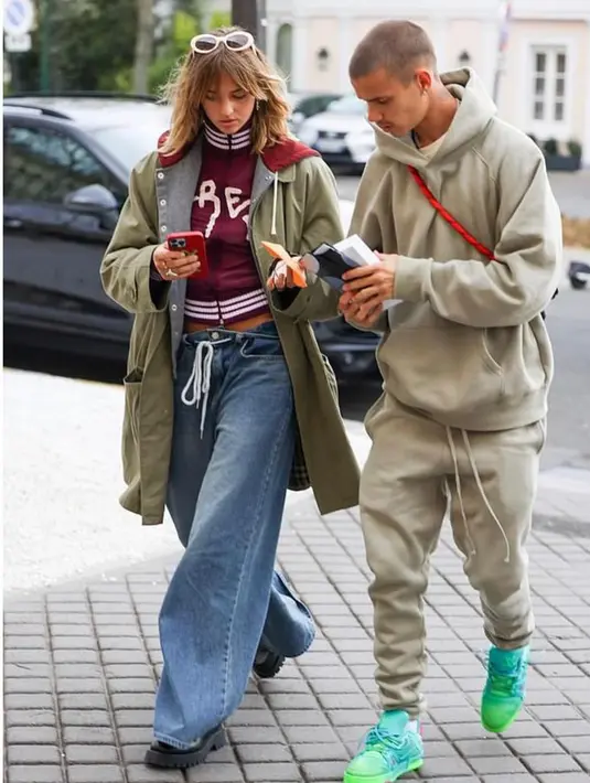Keduanya kerap tampil bergaya street style, dengan potongan fashion item yang menampilkan kenyamanan. (Foto: Romeo Beckham Instagram)