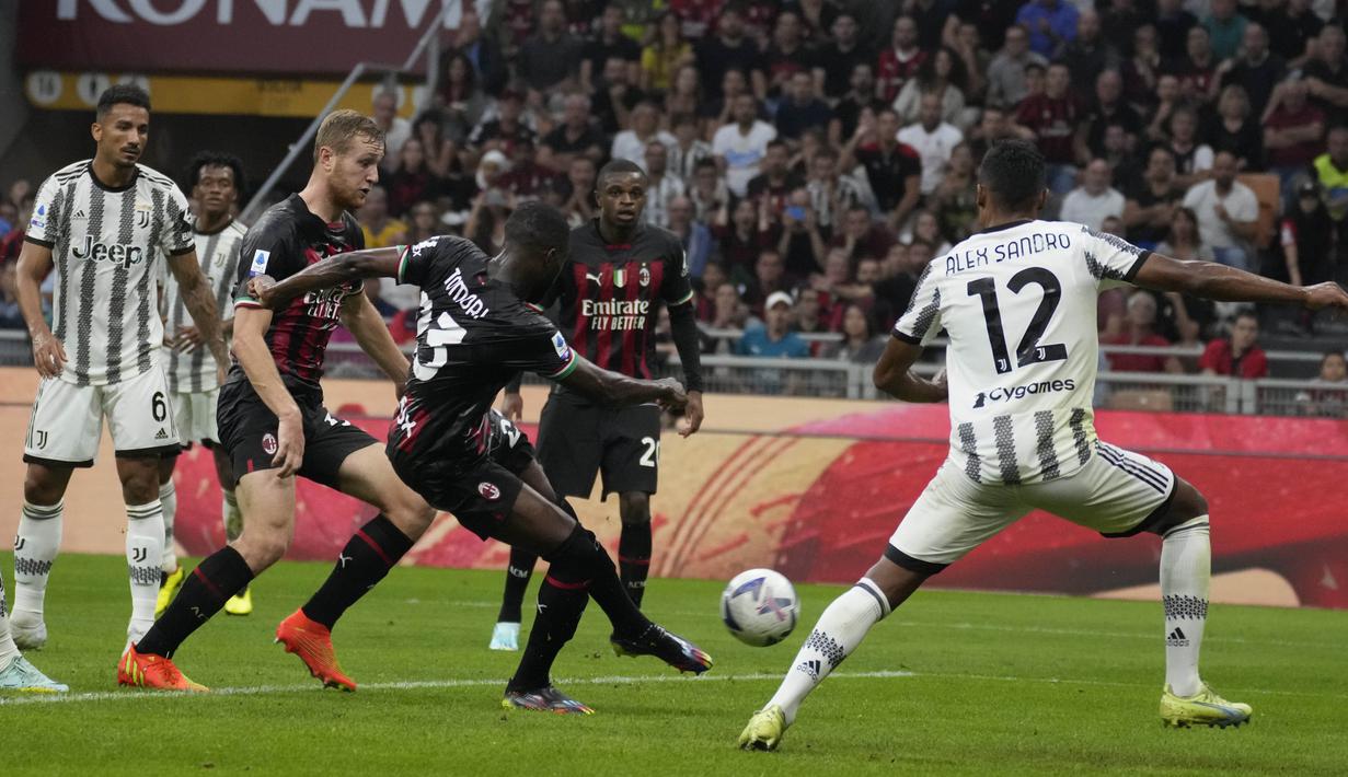 Di penghujung babak pertama, Fikayo Tomori berhasil menjebol gawang Juventus setelah meneruskan umpan Olivier Giroud. Skor 1-0 untuk keunggulan Milan bertahan hingga babak pertama usai. (AP Photo/Antonio Calanni)