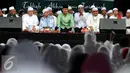 Cagub DKI Jakarta, Agus Yudhoyono (baju hijau) saat menghadiri Doa Bersama Untuk Satukan Umat Jakarta di Lapangan Blok S, Kamis (9/2). Tabliq akbar tersebut dihadiri ratusan warga dari berbagai daerah di Jakarta. (Liputan6.com/Helmi Fithriansyah)