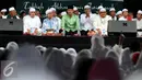Cagub DKI Jakarta, Agus Yudhoyono (baju hijau) saat menghadiri Doa Bersama Untuk Satukan Umat Jakarta di Lapangan Blok S, Kamis (9/2). Tabliq akbar tersebut dihadiri ratusan warga dari berbagai daerah di Jakarta. (Liputan6.com/Helmi Fithriansyah)