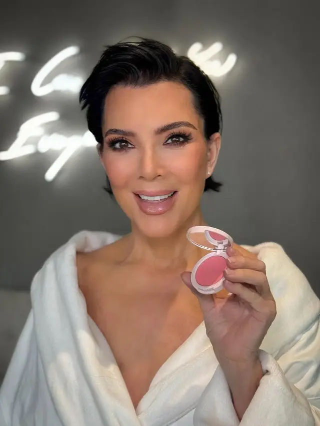 Potret Transformasi Wajah Kris Jenner di Usia 69 Picu Dugaan Operasi Plastik, Jadi Lebih Muda Mirip Kendall-Kim Kardashian
