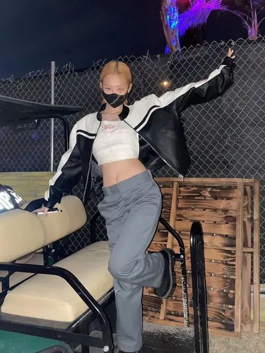 <p>Mix and match antara jeans dengan jaket kulit menjadi pilihan outfit yang cocok untuk kamu yang tidak kuat menghadapi udara dingin. [instagram/jennierubyjane]</p>