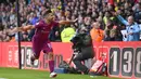 Penyerang Manchester City, Sergio Aguero mencetak hattrick aias tiga gol saat melawan Watford pada lanjutan Premier League di Vicarage Road Stadium, Watford (16/9/2017). Manchester City menang 6-0 atas Watford. (AFP/Ben Stansall)