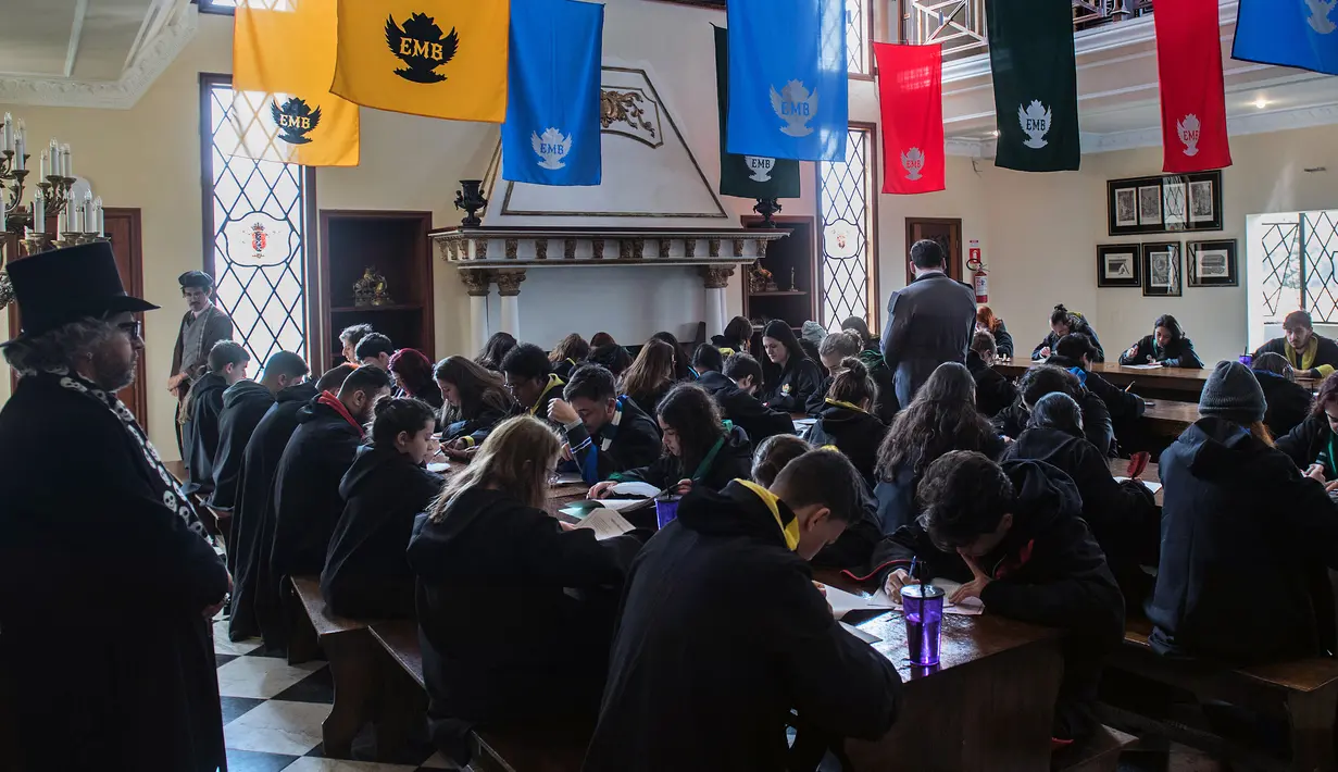 Siswa mengikuti ujian di aula besar kastil di wiliyah pegunungan Campos do Jordao, Brasil (20/8). Ditempat ini, para penggemar Harry Potter dapat merasakan bersekolah ala para penyihir di sebuah sekolah sihir yang terlihat nyata.(AFP Photo/Nelson Almeida)