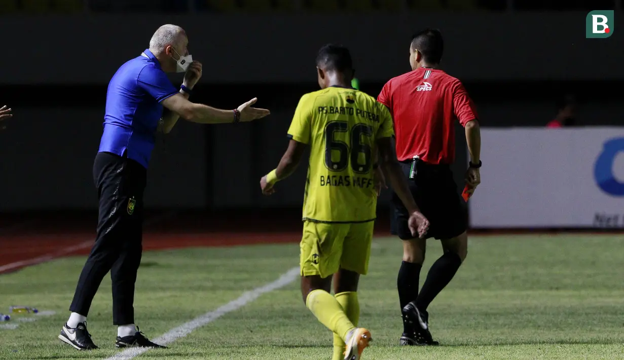 Akibatnya Dragan Djukanovic harus keluar dari lapangan lebih cepat dan tak bisa mendampingi anak asuhnya berjuang hingga akhir. (Bola.com/M Iqbal Ichsan)