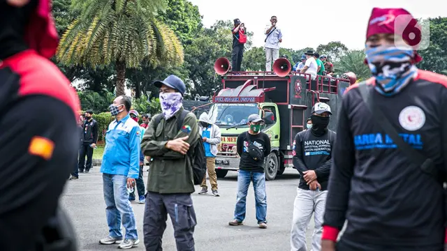 FOTO: Geruduk MK, Buruh Tuntut THR hingga Pengusutan Dugaan Korupsi BPJS Ketenagakerjaan