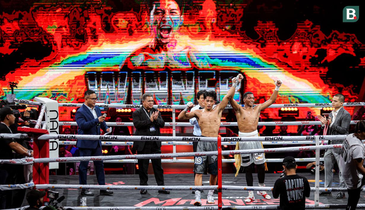 Ida Bagus Dwija Maha Gangga atau Ibas (tengah) memenangkan pertarungan debut tinju profesional di Byon Madness melawan Atevus Chima Okefielem di Studio 6 Emtek City, Daan Mogot, Jakarta, pada Sabtu (26/04/2025). (Bola.com/Bagaskara Lazuardi)