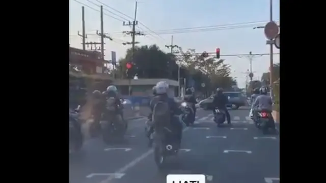 Keren, Kawasan Lampu Merah Ini Diberi Garis Putih Seperti Sirkuit Balap Agar Pengendara Menjaga Jarak