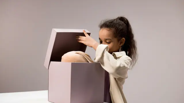 Ilustrasi Memberikan Hadiah ke Anak