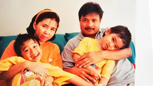 Jarang Terekspos, Ini 6 Momen Kebersamaan Joshua Suherman dan Ibunda