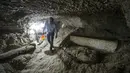 Para arkeolog meyakini, ini pertama kalinya mumi ditemukan dalam makam bergaya katakombe (berlorong ke bawah) di distrik el-Gabal Touna, Minya, Mesir, Sabtu (13/5). (AFP PHOTO / KHALED DESOUKI)