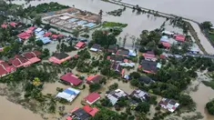 Foto udara menunjukkan area permukiman yang terendam banjir di Kangar, negara bagian Perlis, Malaysia utara, pada Kamis 27 November 2025. Hingga Kamis 27 November 2025, negara bagian utara dan timur Malaysia masih digenangi banjir parah. (Mohd RASFAN/AFP)