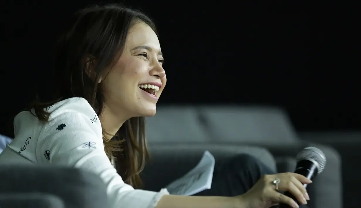 "Sedih banget. Kayak ada anak perempuan yang ngerasa diganggu sama kakak kelasnya, ternyata stalkernya itu ngikutin karena ngerasa iri dan rindu saat cewek itu dijemput mamahnya," ungkap Rossa. (Foto: Bambang E. Ros/Bintang.com)