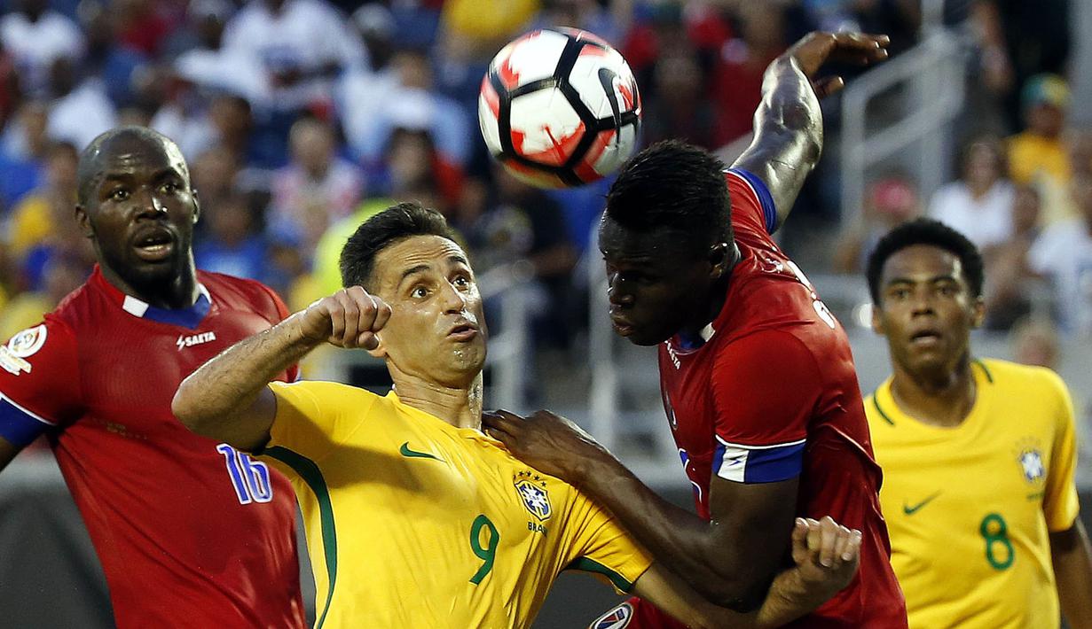Pemain Brasil, Jonas (kiri) a berduel dengan pemain Haiti, Romain Genevois  pada penyisihan grup B Copa America Centenario 2016 di Orlando, Florida, AS, (9/6/2016) WIB. (Mandatory Credit: Kim Klement-USA TODAY Sports)
