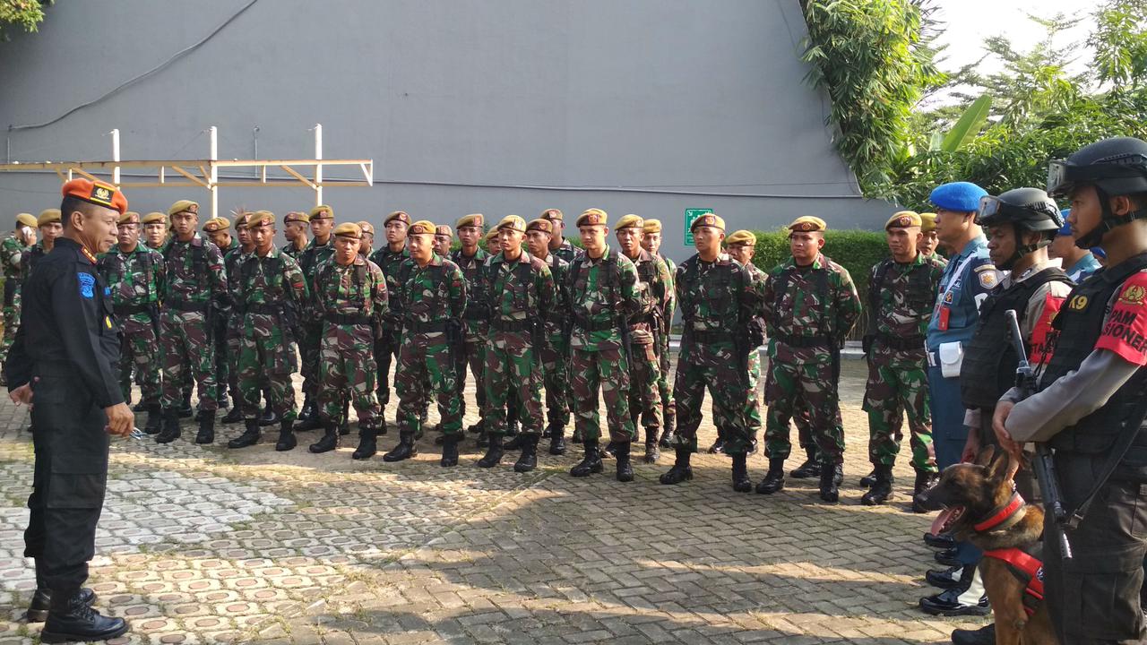 Anjing Pelacak Ikut Kawal Arus Mudik Lebaran di Stasiun Cirebon