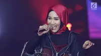 Penampilan penyanyi Fatin Shidqia dalam acara Badai Uang Ratusan Miliar yang dipersembahkan oleh Bukalapak di Jakarta, Kamis (26/7). (Liputan6.com/Herman Zakharia)