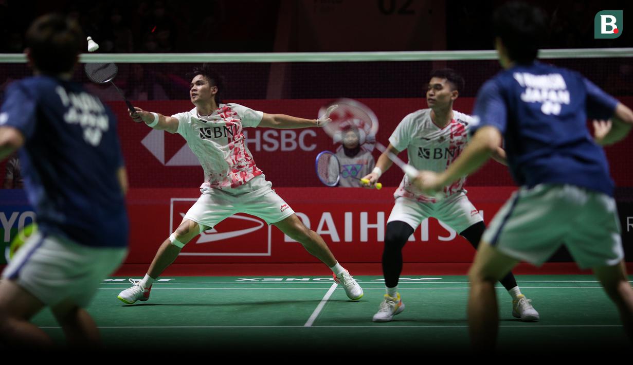 Pebulutangkis ganda putra Indonesia, Leo Rolly Carnando/Daniel Marthin bertanding melawan pebulutangkis ganda putra Jepang, Takuro Hoki/Yugo Kobayashi pada laga semifinal Indonesia Masters 2023 di Istora Senayan, Jakarta, Sabtu (28/01/2023). Leo/Daniel menang dengan skor 18-21, 21-17, 21-3. (Bola.com/Bagaskara Lazuardi)
