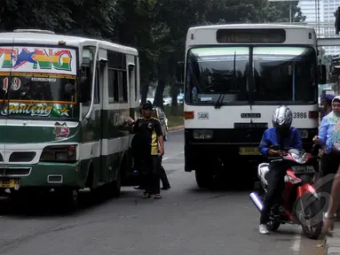 Bus Kopaja saat melintas di kawasan Setia Budi, Jakarta, Jumat (8/5/2015). Pemprov DKI Jakarta secara bertahap akan melarang Metro Mini dan Kopaja yang ugal-ugalan karena mengejar setoran. (Liputan6.com/Johan Tallo)