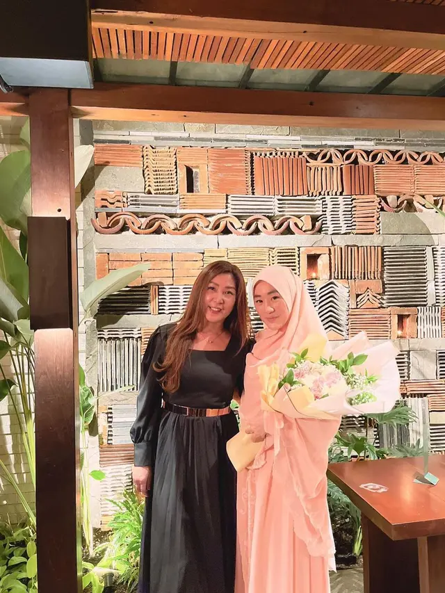 Tak Terima Anaknya Disebut Selingkuh, Ini 6 Potret Kompak Larissa Chou dan Ibunda