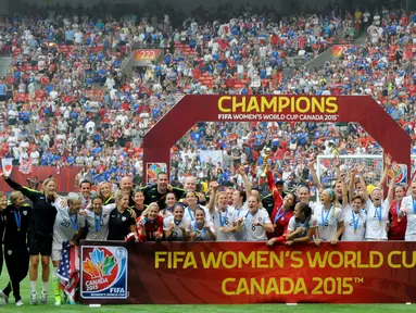Para pemain AS melakukan Selebrasi usai memenangkan gelar juara Piala Dunia wanita 2015 di BC Place, Kanada, Senin (6/7/2015). Amerika berhasil mengalahkan Jepang dengan skor 5-2.  (Reuters/Anne Marie Sorvin)