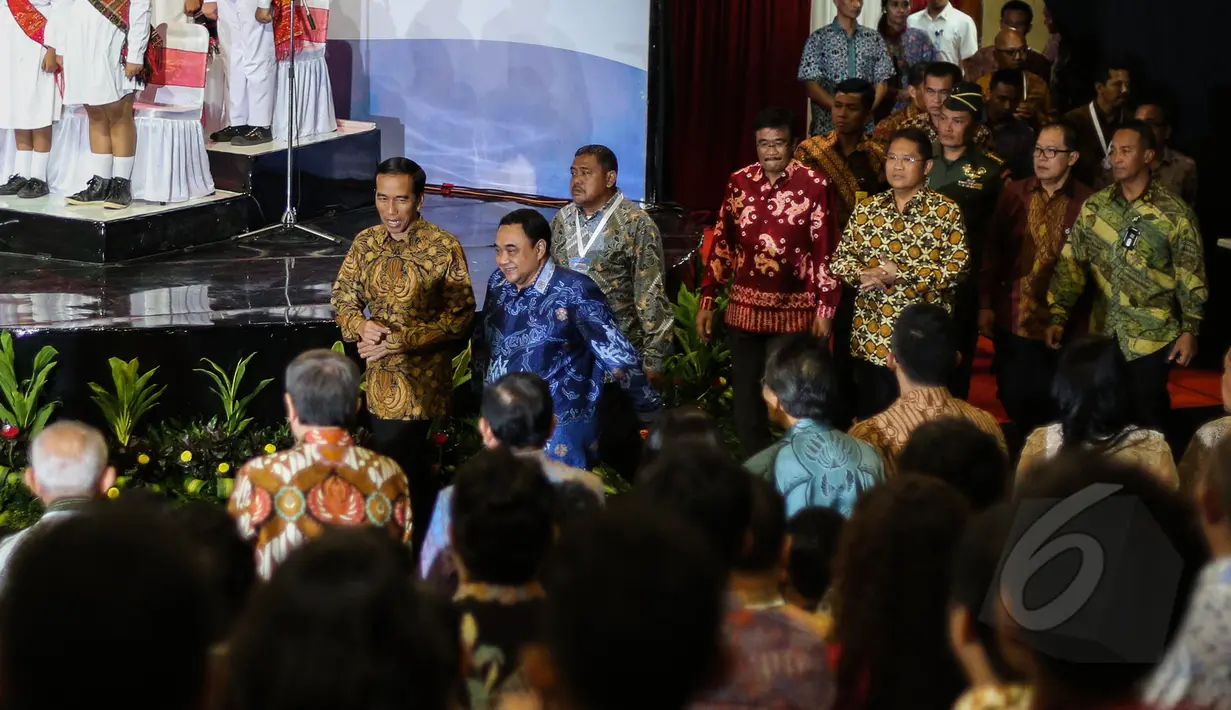 Presiden Jokowi hadir sekitar pukul 19.05 WIB dengan mengenakan kemeja batik cokelat di acara Silatuhrahmi Pers Nasional , Auditorium  TVRI, Jakarta, Senin (27/4/2015). (Liputan6.com/Faizal Fanani)