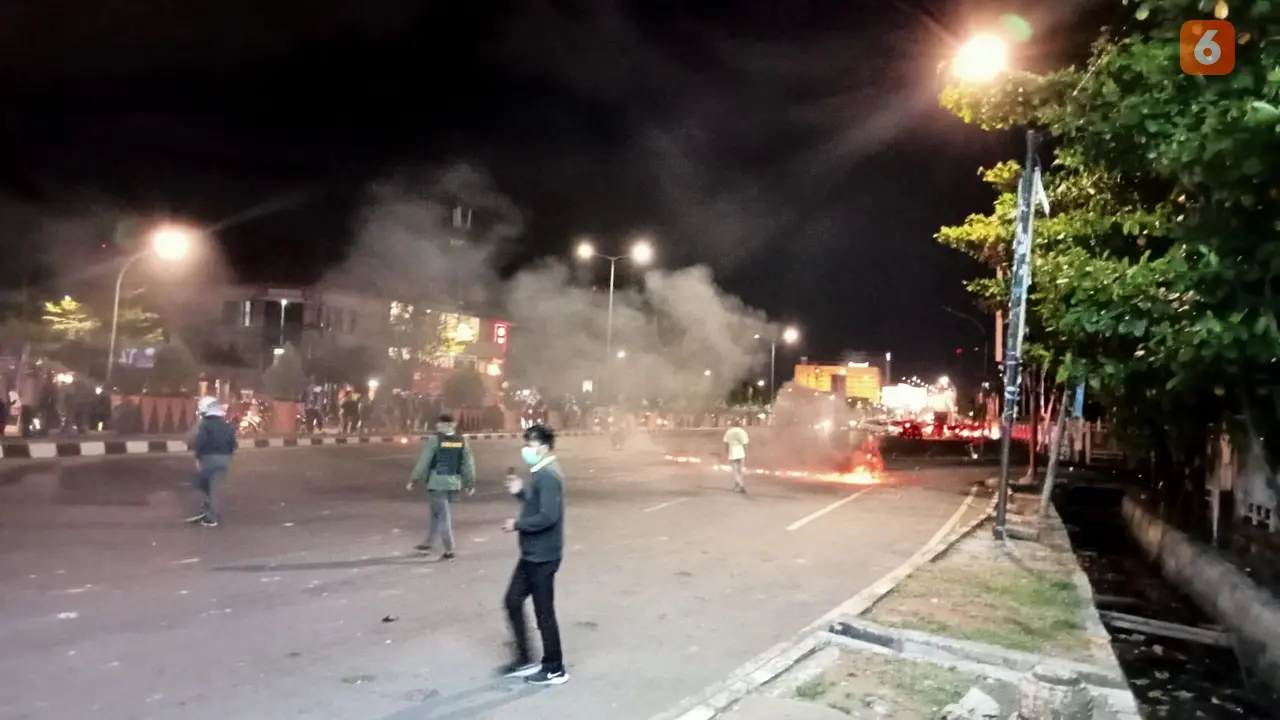 Demo Hardiknas di Makassar Ricuh (Liputan6.com/Fauzan)