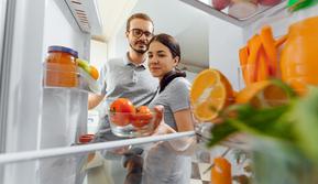 Foto: Ilustrasi mengambil makanan di kulkas. (Shutterstock/Hryshchyshen Serhii)