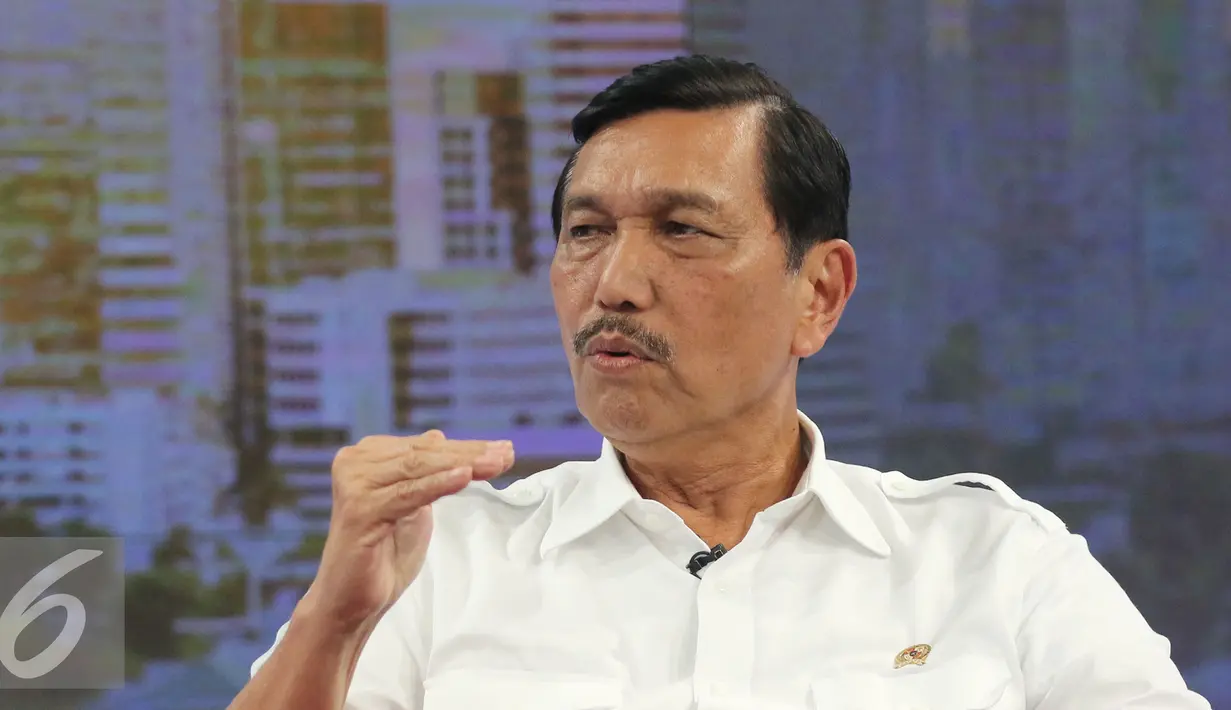 Menkopolhukam Luhut Binsar Pandjaitan saat wawancara khusus di SCTV Tower, Jakarta, Selasa (17/5). Luhut mengatakan Jokowi tidak berpihak kepada siapa pun, pada calon ketua umum Golkar. (Liputan6.com/Herman Zakharia)
