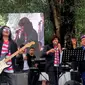 Para menteri yang tergabung dalam Elek Yo Band berkolaborasi dengan Abdee Slank di Panggung Nitilaku UGM. (Liputan6.com/ Switzy Sabandar)