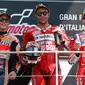 Pembalap Ducati asal Italia, Danilo Petrucci bersama Marc Marquez dan Andrea Dovizioso berada di atas podium usai memenangkan Grand Prix MotoGP Italia di sirkuit Mugello di Scarperia, Italia (2/6/2019). (AP Photo/Antonio Calanni)